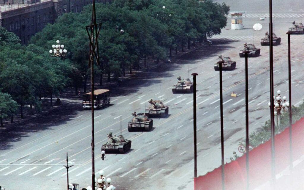 Um cidadão permanece passivamente em frente aos tanques chineses nesta foto de 5 de junho de 1989, tirada durante a repressão à revolta da Praça da Paz Celestial.