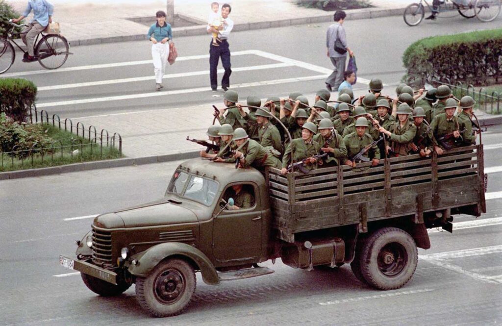 Um caminhão transporta soldados chineses pela Avenida Chang'an, em Pequim, em 5 de junho de 1989, um dia após a violência entre tropas do governo e manifestantes pró-democracia deixar centenas de mortos.