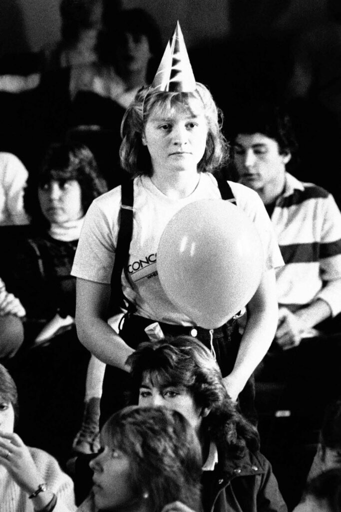 Aluna da Concord High School, Carina Dolcino, fica em silêncio, atordoada, após assistir à transmissão ao vivo do lançamento em uma assembleia escolar. (Imagem: Ken Williams / Concord Monitor / AP).