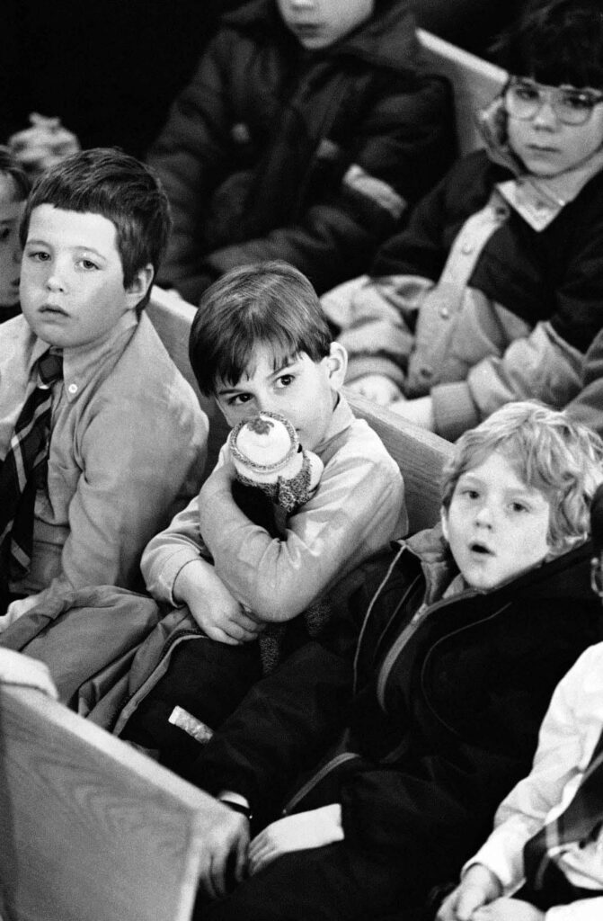 Crianças participam de um culto em memória de Christa McAuliffe em uma igreja em Concord, New Hampshire. (Imagem: Peter Southwick / AP).