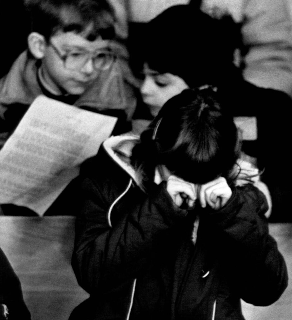 Uma criança chora durante um culto em memória de Christa McAuliffe em uma igreja em Concord, New Hampshire. (Imagem: Peter Southwick / AP),