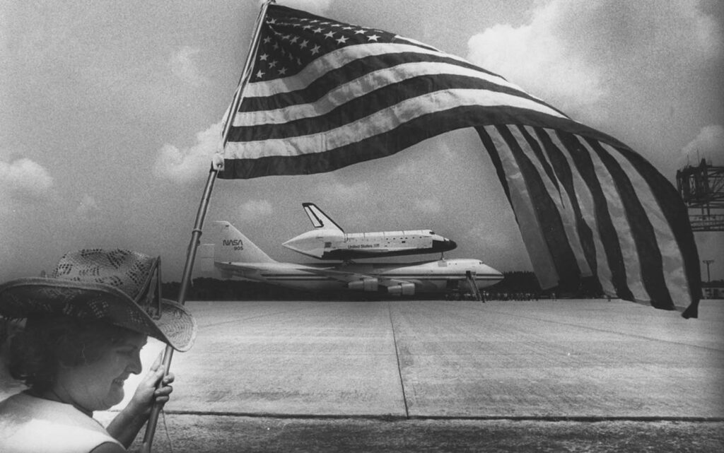 O Ônibus Espacial Challenger chega ao Centro Espacial Kennedy a bordo de um Boeing 747. 5 de julho de 1982. (Imagem: AP Photo / Pete Wright).