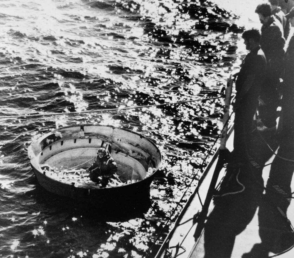 Guardas Costeiros se preparam para içar o ponto de apoio de um propulsor de foguete sólido para fora do oceano durante as operações de salvamento do Challenger. 31 de janeiro de 1986. (Imagem: AP).