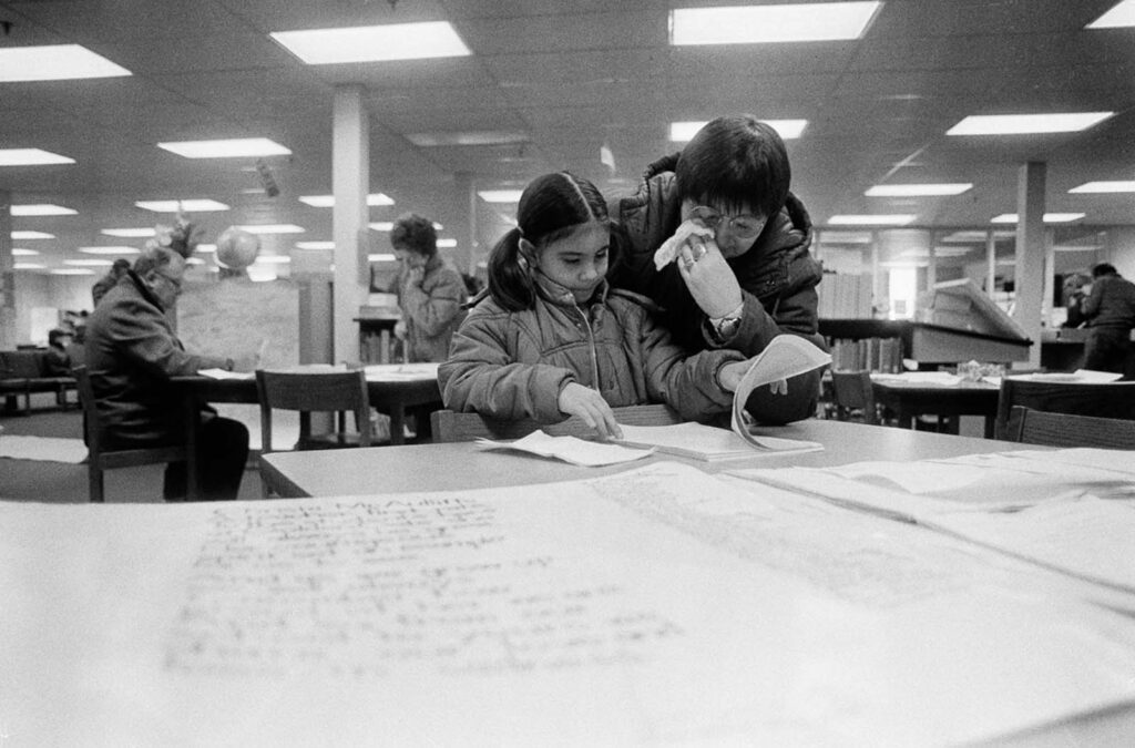 Lisa Mitten enxuga as lágrimas enquanto sua filha Jessica lê algumas das cartas de condolências de todo o país em exposição na Concord High School. (Imagem: Toby Talbot / AP).
