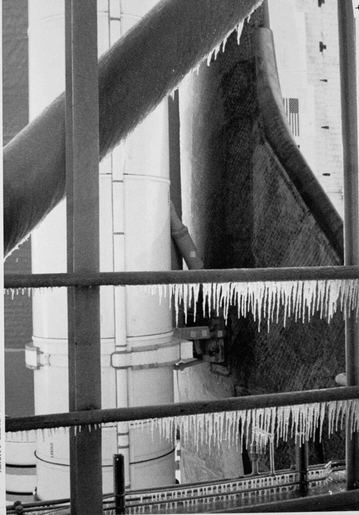 Gelo cobre a base de lançamento na manhã do lançamento. (Imagem: AP).