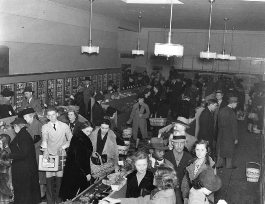 Compradores dentro do Keedoozle. O historiador de Memphis, Michael Freeman, escreve: “Observe que os produtos são expostos ao ar livre, sem a necessidade de usar as caixas de exposição do Keedoozle. Os compradores estavam dispostos a experimentar o Keedoozle para comprar alimentos enlatados ou em caixas. Mas não compravam produtos frescos através de uma janela de vidro, pois não podiam tocar nos produtos.”