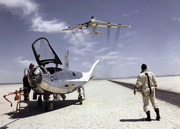 Antes de explorar o espaço, os pilotos da NASA se preparavam para a experiência pilotando aeronaves de alta altitude. Nesta foto, um piloto de testes observa um B-52 sobrevoando a Califórnia em 1969.