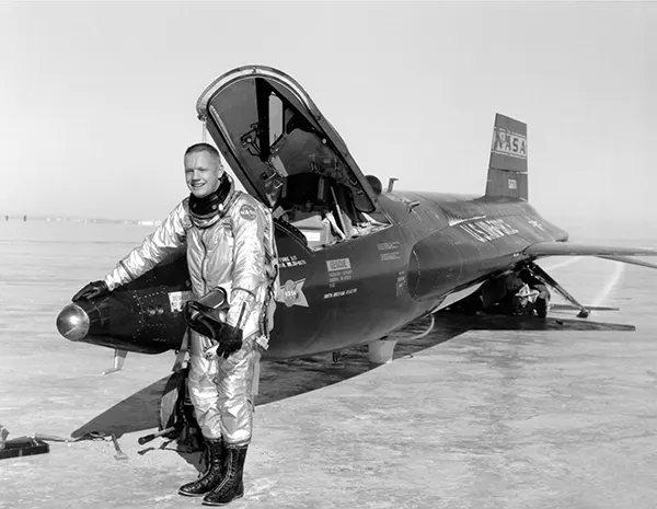 Neil Armstrong em frente ao avião-foguete X-15 em 1960.