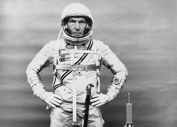 O astronauta da NASA Walter Schirra, um dos homens que participaram do Projeto Mercúrio. O projeto se concentrava em colocar um homem em órbita, 1959.