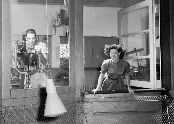 Cientistas da NASA testam um modelo da cápsula Mercury em um “túnel de rotação” em 1959.