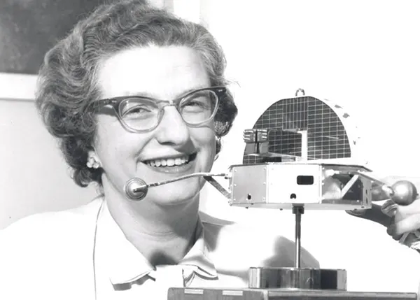 Em 1959, Nancy Roman ingressou na NASA. Apenas um ano depois, ela já ocupava o cargo de Chefe dos Programas de Astronomia e Relatividade no Escritório de Ciência Espacial.