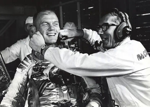 Em 1962, John Glenn se tornou o primeiro americano a completar uma órbita completa ao redor da Terra durante o Projeto Mercúrio.