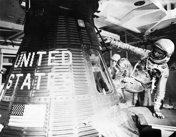 Glenn entra na nave espacial Mercury "Friendship 7" durante os preparativos de pré-lançamento. 20 de fevereiro de 1962.