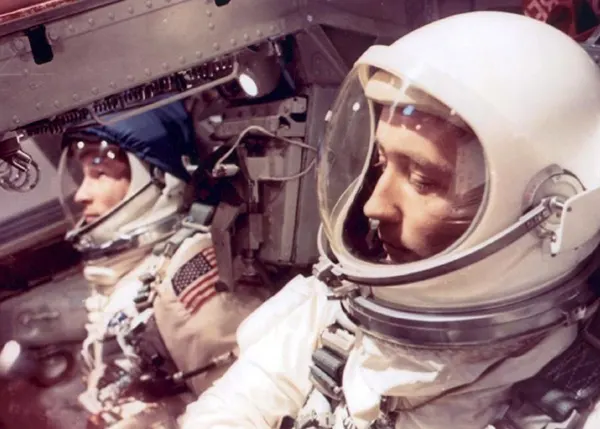 Ed White e James McDivitt pilotaram a missão Gemini 4 em 1965. Esta missão viu a primeira caminhada espacial dos EUA, realizada por White.