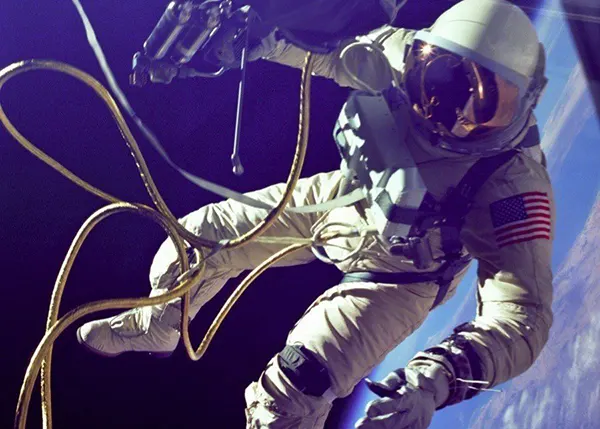Ed White, em sua famosa caminhada espacial. Junho de 1965.