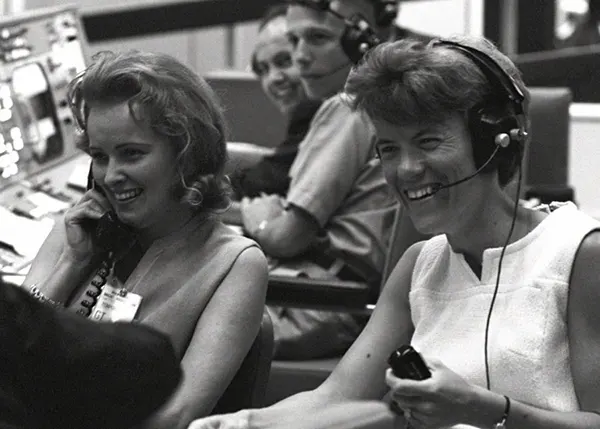 Patricia McDivitt e Patricia White ligam para seus maridos, os astronautas James McDivitt e Ed White, durante a missão Gemini 4.