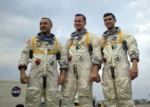 A tripulação da Apollo 1, poucas semanas antes de morrer tragicamente quando um incêndio irrompeu em sua cápsula durante os testes. Foi um dos acidentes mais terríveis da NASA. 1967.