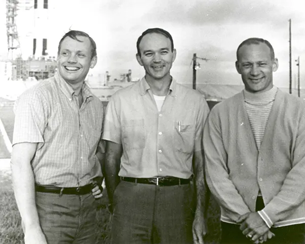 A tripulação da Apollo 11, Neil Armstrong, Michael Collins e Buzz Aldrin, sorriem para as câmeras em 1969, apenas alguns meses antes de fazerem sua viagem histórica à Lua.
