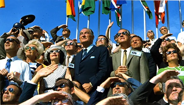 O ex-presidente Lyndon B. Johnson e o vice-presidente Spiro Agnew se juntam à multidão para assistir ao lançamento da Apollo 11 em 1969. Notavelmente, o presidente Richard Nixon preparou um discurso sombrio caso os astronautas não sobrevivessem à missão.