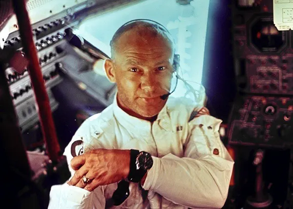 Buzz Aldrin se prepara enquanto a Apollo 11 se aproxima da Lua. Como em muitas fotos da Apollo 11, Neil Armstrong era o homem por trás da câmera.