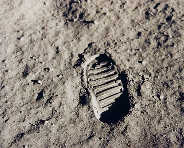 Uma das primeiras "pegadas" na Lua, feita por Buzz Aldrin durante a missão Apollo 11. 20 de julho de 1969.
