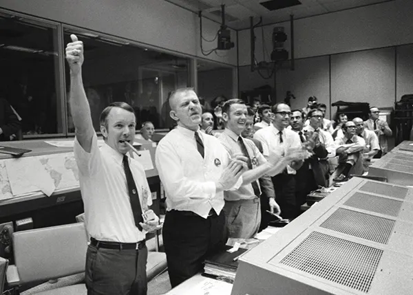 Um desastre quase atingiu a NASA durante a missão fracassada da Apollo 13 em 1970. Nesta foto, a equipe de Controle da Missão comemora o retorno seguro da tripulação de voo à Terra.”