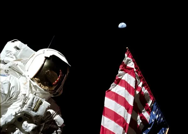 O astronauta Harrison H. Schmitt, da Apollo 17, fincou uma bandeira na Lua em dezembro de 1972. Esta continua sendo a última vez que humanos pisaram na Lua.