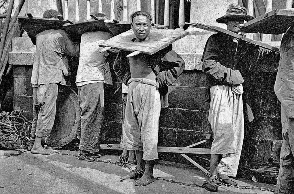 Prisioneiros Chineses com Canga e corrente.