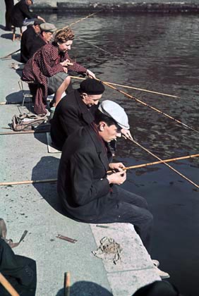 Parisienses são mostrados pescando no Sena.