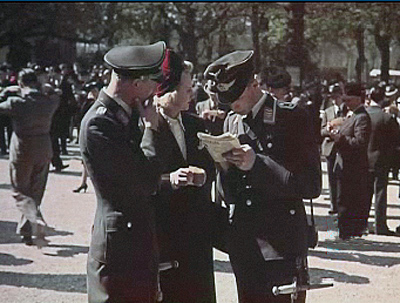 Oficiais da Wehrmacht conversam com uma mulher parisiense.