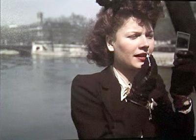 A série é repleta de mulheres elegantes vestindo roupas estilosas e aplicando maquiagem, em forte contraste com as dificuldades comumente associadas ao regime nazista.