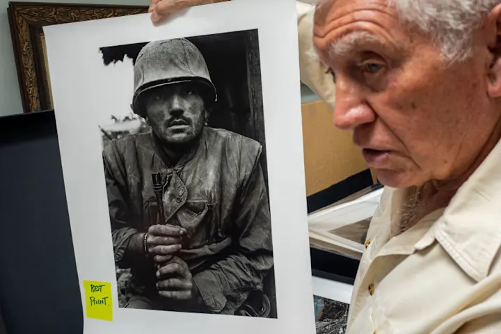 Don McCullin segurando a imagem de um fuzileiro naval em estado de choque