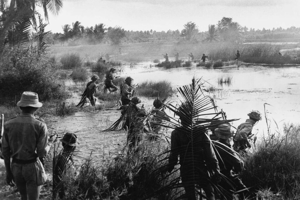 Viet Cong enfrentam o inimigo cara a cara, provavelmente no Delta do Mekong ou na Planície dos Juncos. Esta imagem rara mostra ambos os lados em combate, soldados da ARVN no topo e Viet Cong em primeiro plano. Os Viet Cong flanquearam o inimigo à esquerda e à direita, o que provavelmente significou a eliminação da unidade da ARVN. (Foto de Hoang Mai).