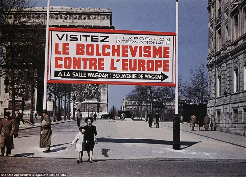 Uma placa anuncia a exposição Europa Contra o Bolchevismo, realizada sob os auspícios da organização de fachada nazista, o Comitê de Ação Antibolchevique, em Paris, em 1942.
