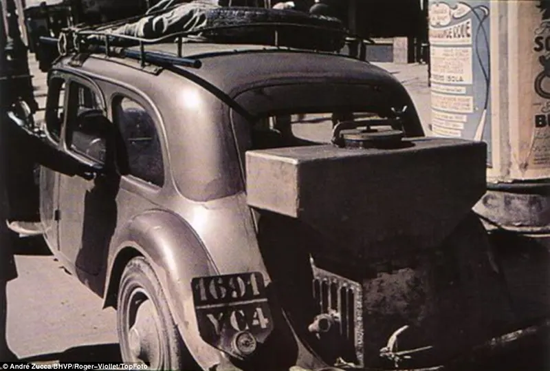 Com a maior parte da gasolina desviada para as forças alemãs para abastecer seus tanques, navios e aviões, os civis foram forçados a encontrar fontes alternativas de combustível para seus veículos.