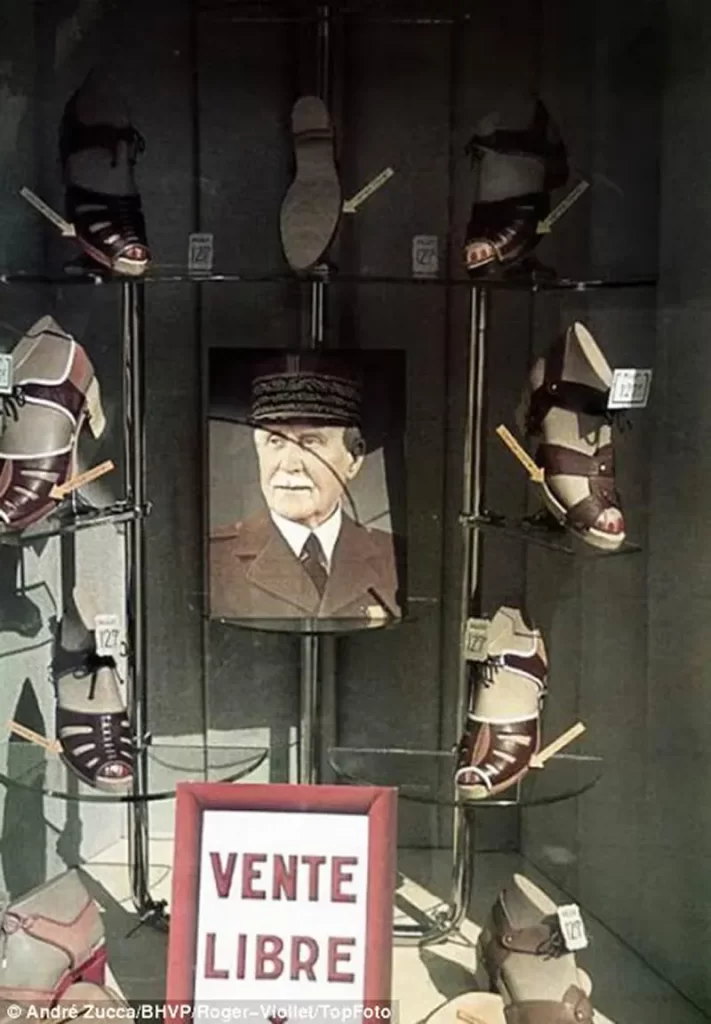 O marechal Philippe Pétain, um herói da Primeira Guerra Mundial que se tornou chefe do governo de Vichy durante a ocupação nazista, é a peça central na vitrine de uma loja de sapatos.