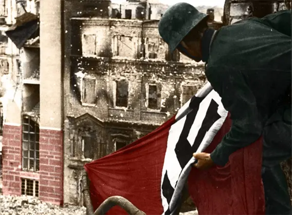 No outono de 1942, um soldado alemão é visto pendurando uma bandeira nazista em um prédio no centro de Stalingrado.
