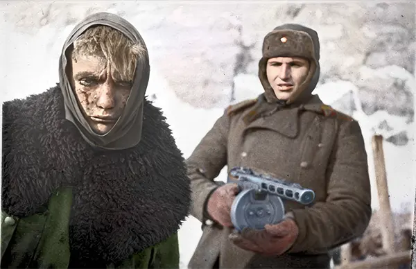 Em fevereiro de 1943, um soldado soviético monta guarda atrás de um soldado alemão capturado. Após meses de cerco pelas forças soviéticas em Stalingrado, os remanescentes do Sexto Exército Alemão se renderam. A luta feroz e a fome já haviam ceifado a vida de cerca de 200.000 soldados.
