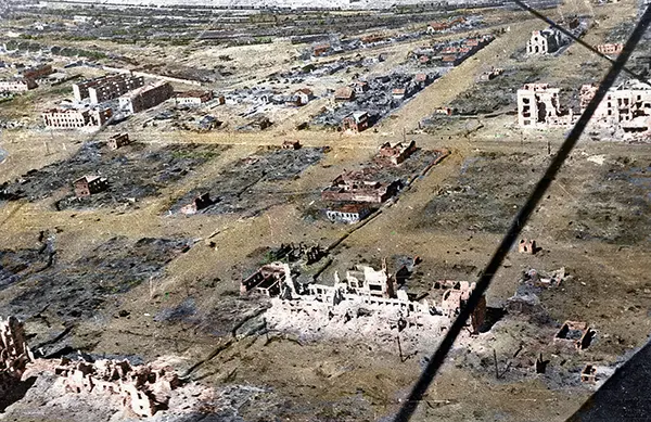 No final de 1943, uma vista aérea revela as ruínas de Stalingrado, quase totalmente destruídas após seis meses de guerra brutal.