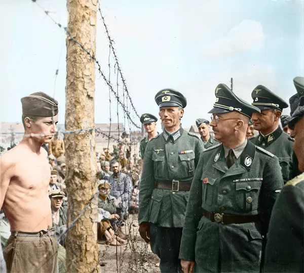 Heinrich Himmler inspeciona um campo de prisioneiros de guerra na Rússia. c. 1941.