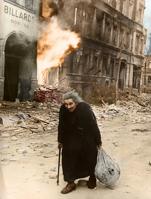 Uma velha alemã caminha pelas ruínas fumegantes de Berlim depois que a cidade foi capturada pelo Exército Vermelho. 1945.