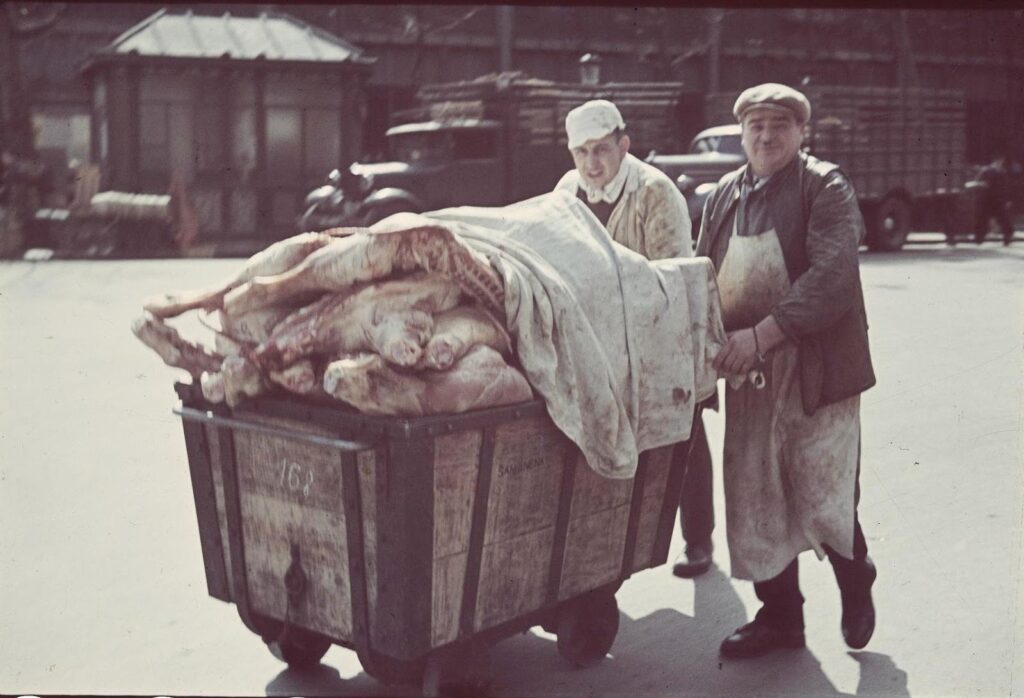 Uma carroça cheia de carne.
