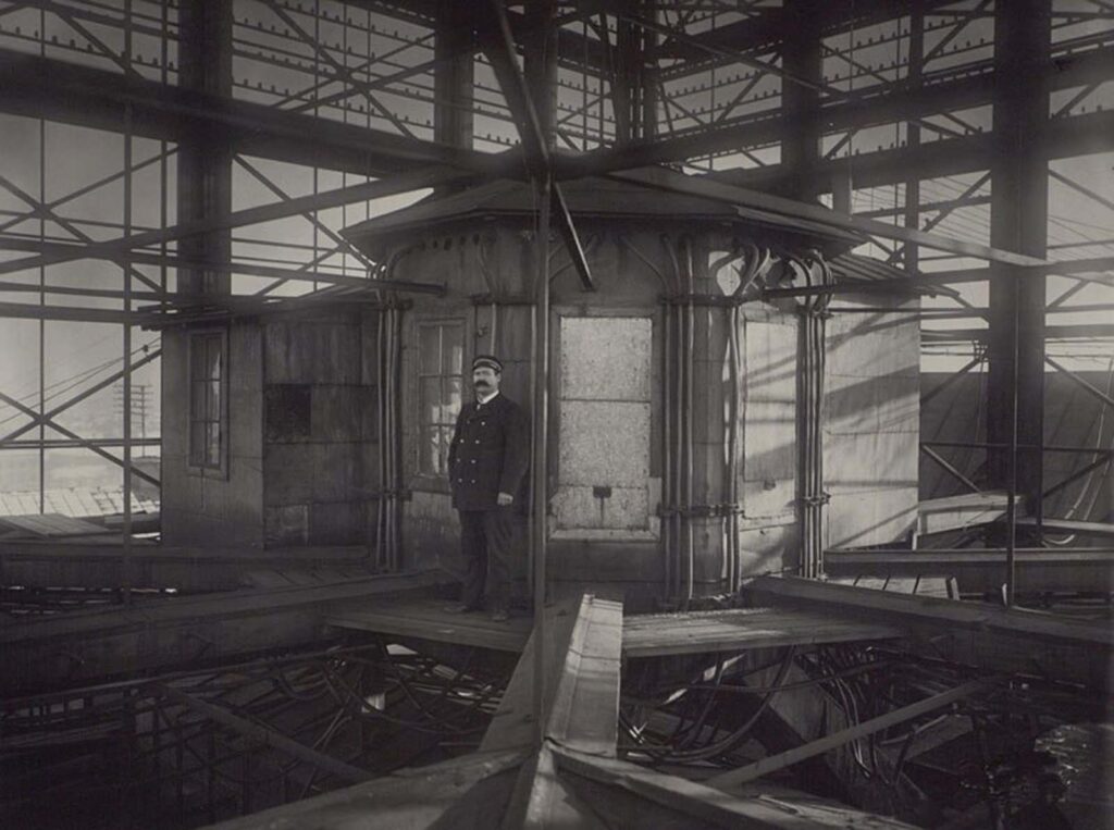 A torre conectava cerca de 5.500 telefones a esse único ponto.