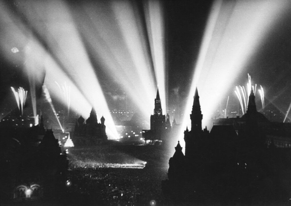 Celebração da Vitória na Praça Vermelha de Moscou, União Soviética. 9 de maio de 1945.