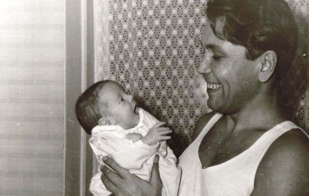 Leonid Rogozov com um jovem Vladislav em 1969.