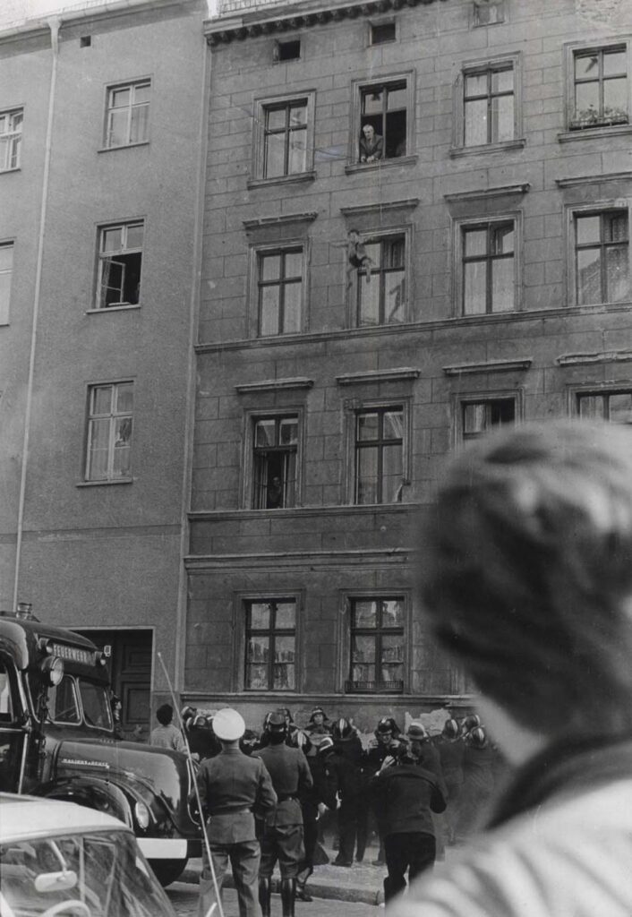 Michael Finder, de quatro anos, escapando do comunismo por uma janela. 7 de outubro de 1961.