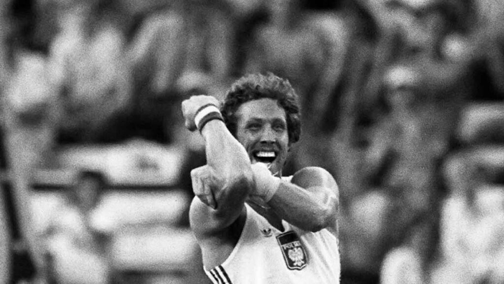O atleta polonês Wladyslaw Kozakiewicz mostra seu famoso gesto aos fãs soviéticos que o vaiaram, 1980
