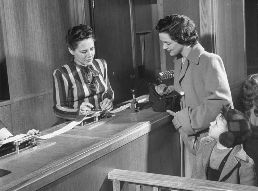 O comprador entrega um cartão perfurado ao caixa, que soma os preços e aciona máquinas nos bastidores.