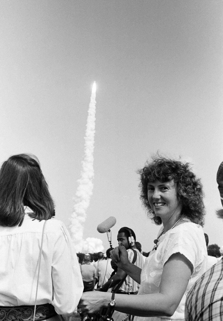 Christa McAuliffe assiste ao lançamento bem-sucedido do ônibus espacial Challenger após ser selecionada para participar de uma missão posterior. 30 de outubro de 1985. (Imagem: Jim Neihouse / AP).