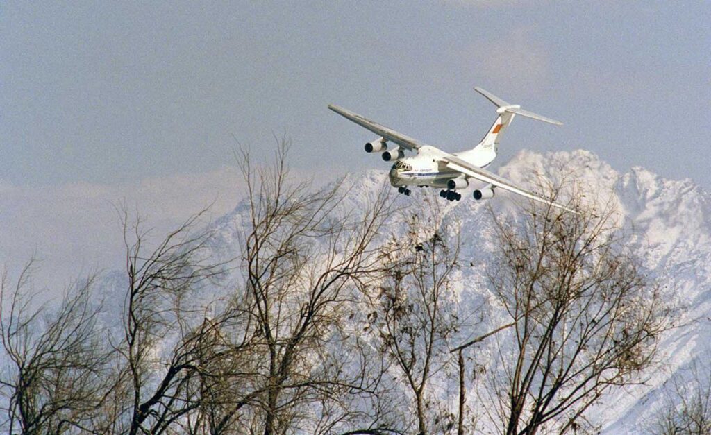 Com as rodas abaixadas, um avião de transporte soviético parece roçar as copas das árvores ao pousar no Aeroporto de Cabul em 8 de fevereiro de 1989. Pilotos soviéticos voando de Cabul tomaram medidas defensivas, incluindo o disparo de sinalizadores para desviar mísseis guiados por calor.